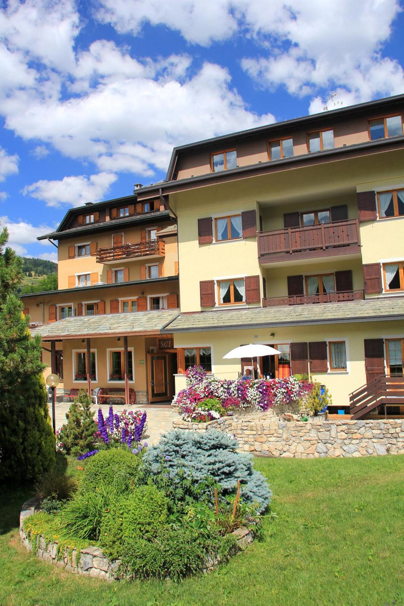 Meuble Sci Sport Hotel Bormio Exterior photo